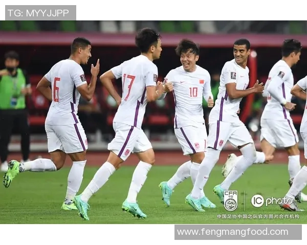 中国队在关岛展开下半场争夺力争胜利展现团队精神与战术配合 中国队在关岛展开下半场争夺力争胜利展现团队精神与战术配合